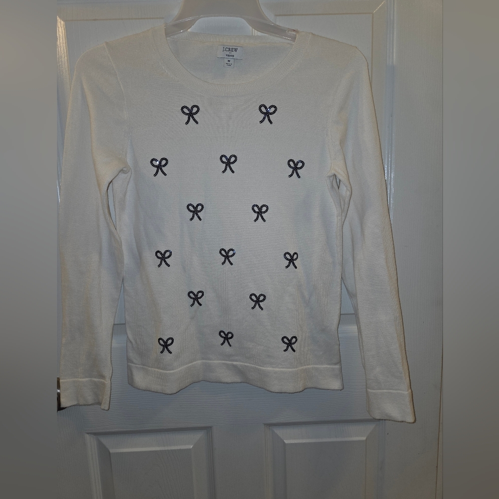 Elegant White Sweater with Black Bow Accents